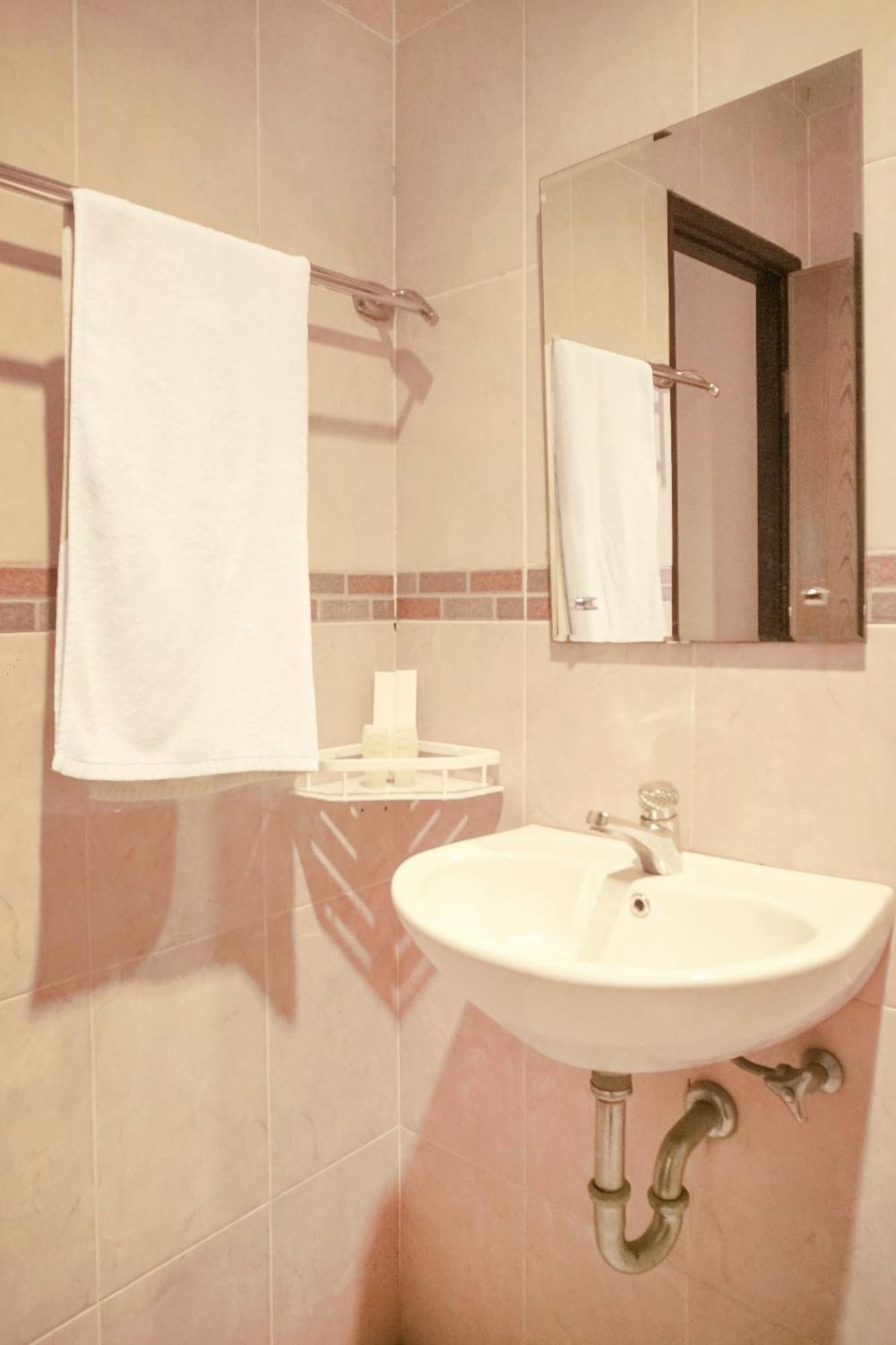 Capital O 142 Hotel Al Furqon Syariah Palembang Zewnętrze zdjęcie